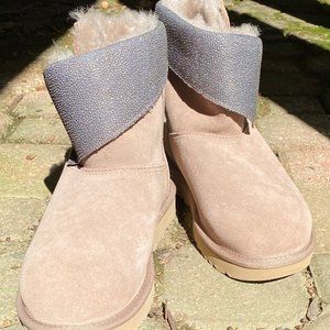 Size 7 Womens Tan UGG Boots with Bronze-colored textured cuff